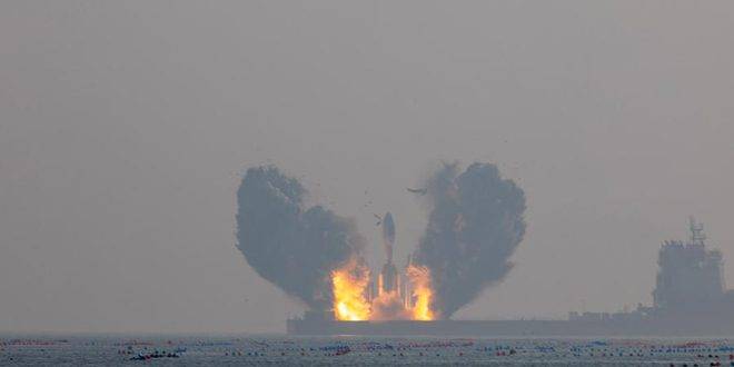 الصين تطلق صاروخاً حاملاً تجارياً من البحر باتجاه الفضاء