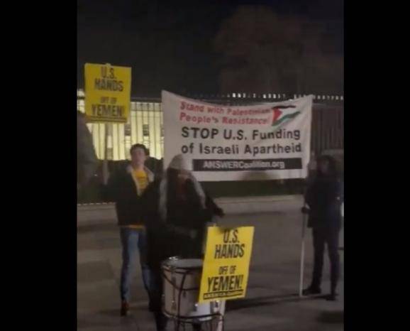 ارفعوا أيديكم عن الشرق الأوسط.. متظاهرون غاضبون يحتجون أمام البيت الأبيض تنديداً بعدوان التحالف الأمريكي ضد اليمن