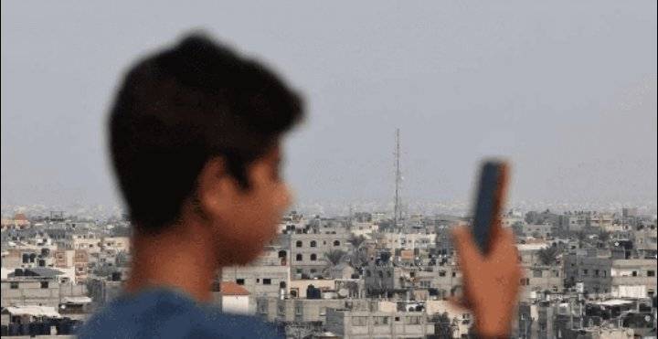 الاحتلال يقطع الاتصالات والإنترنت عن مناطق واسعة بغزة