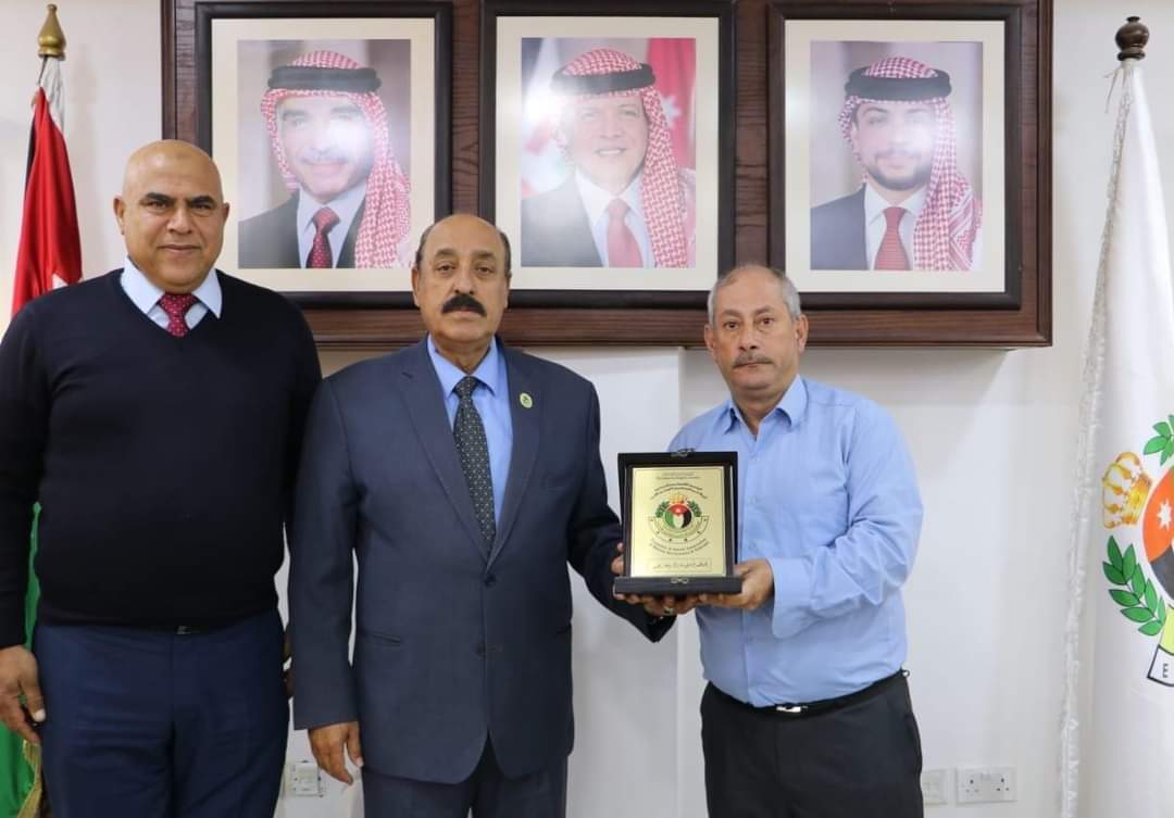 الشوبكي يكرم الموظف الأمني غاندي رمضان...صور