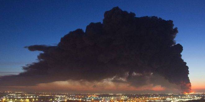 اندلاع حريق هائل في مستودع بضائع غرب روسيا