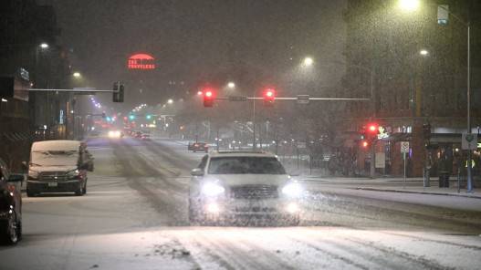 انقطاع الكهرباء عن مئات الآلاف في الولايات المتحدة جراء عاصفة ثلجية