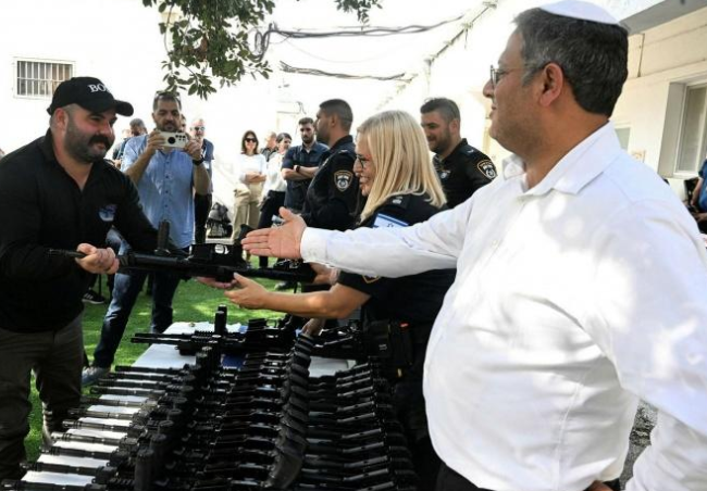 بن غفير: منذ بداية الحرب وزعنا 50 ألف قطعة سلاح على الإسرائيليين