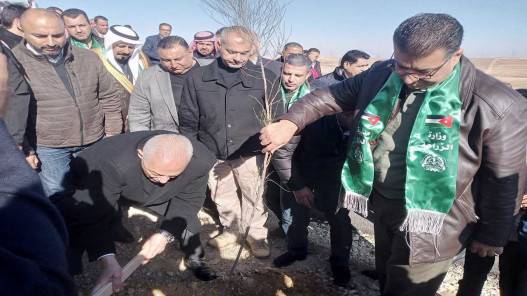 العيسوي  يرعى احتفالا بيوم الشجرة في القطرانة