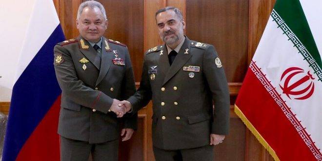 وزيرا الدفاع الروسي والإيراني يبحثان تعزيز التعاون العسكري وقضايا الأمن الإقليمي