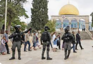 مستوطنون متطرفون يقتحمون باحات الاقصى