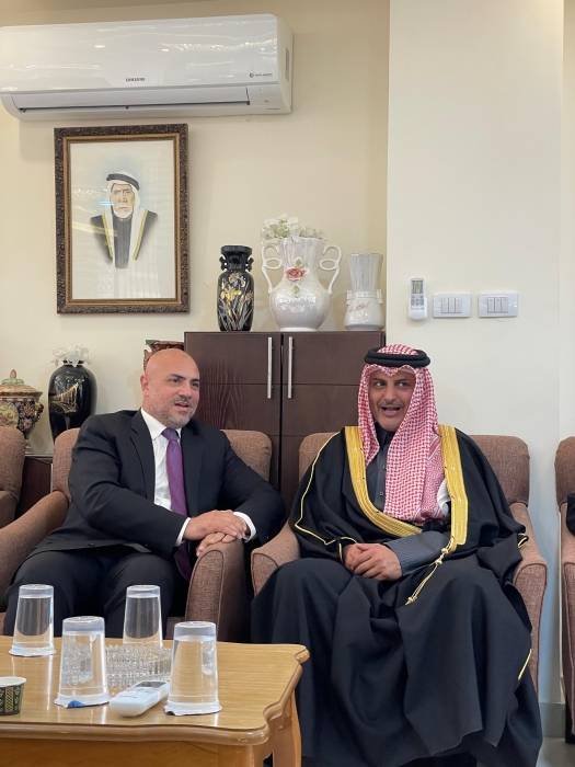 السفير القطري يزور بيت عزاء والدة الوزير الأسبق عربيات.