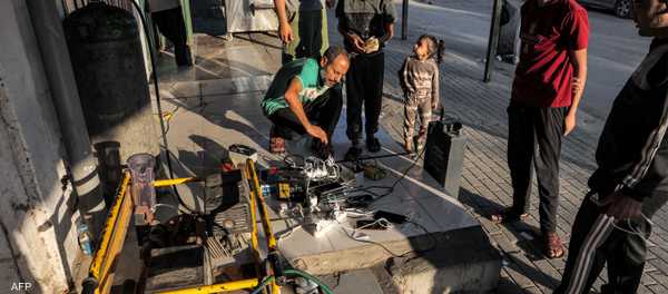 معاناة أهل غزة لا تنتهي.. كيف تشحن الهواتف؟