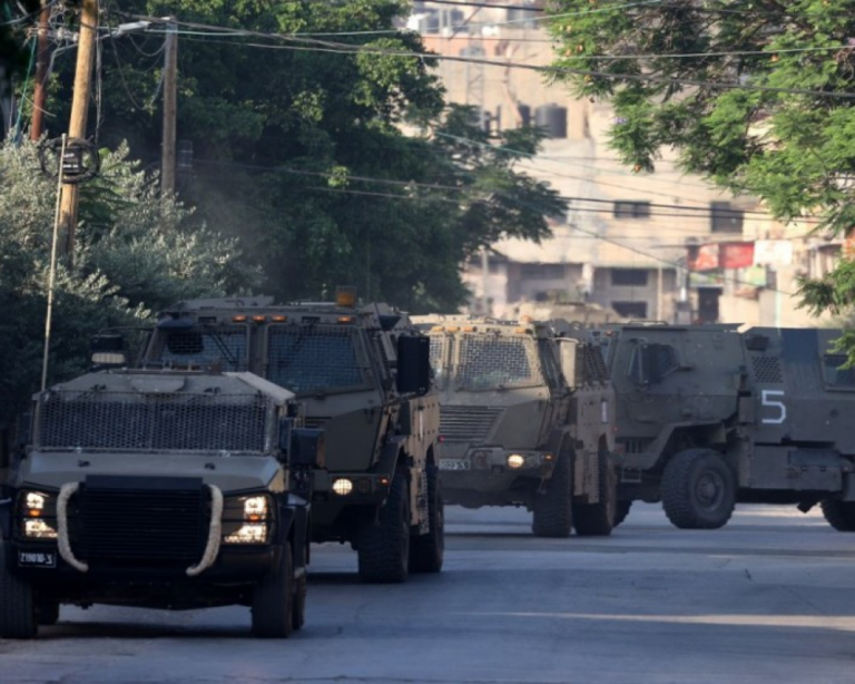 الاحتلال يواصل اقتحام طولكرم ومخيمها: اعتقالات وتجريف شوارع وتدمير ممتلكات