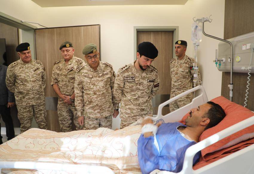 بالصور .. ولي العهد يزور ضابطين من مرتبات كوادر المستشفيات الميدانية في غزة