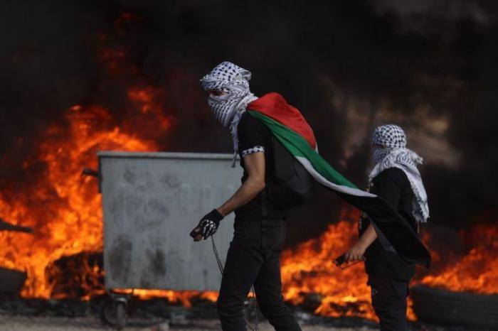 كاتب إسرائيلي : انتفاضة ثالثة تلوح بالضفة