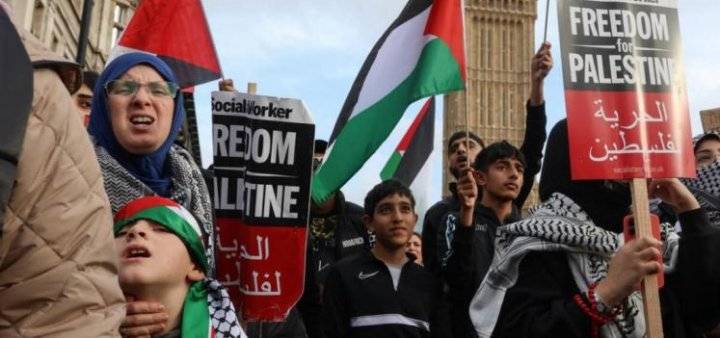 استجواب صبي في مطار بريطاني لمشاركته في التظاهرات المؤيدة لفلسطين