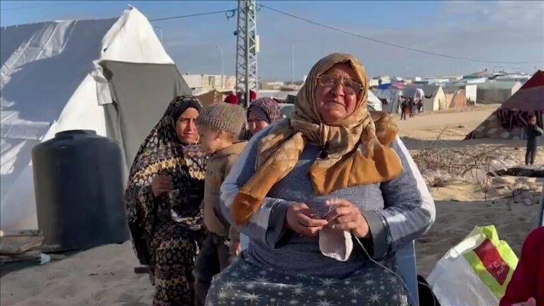 غزاوية تحيك “الدفء” لأطفالها من الصوف البالي