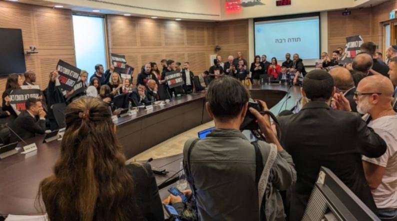 لن تجلسوا هنا بينما يموتون هناك.. عائلات الأسرى الإسرائيليين يقتحمون جلسة للكنيست