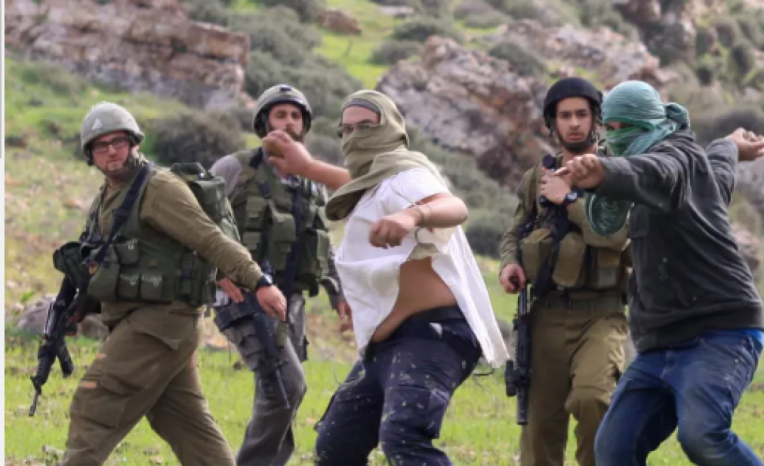 مستوطنون يعطبون إطارات مركبات معلمي مدرسة التوانة في الخليل ويحطمون زجاجها