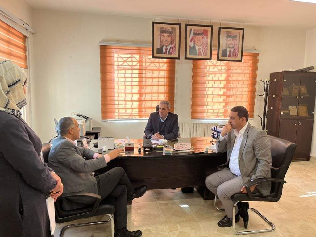 محافظ جرش يتفقد عدد من الدوائر الحكومية