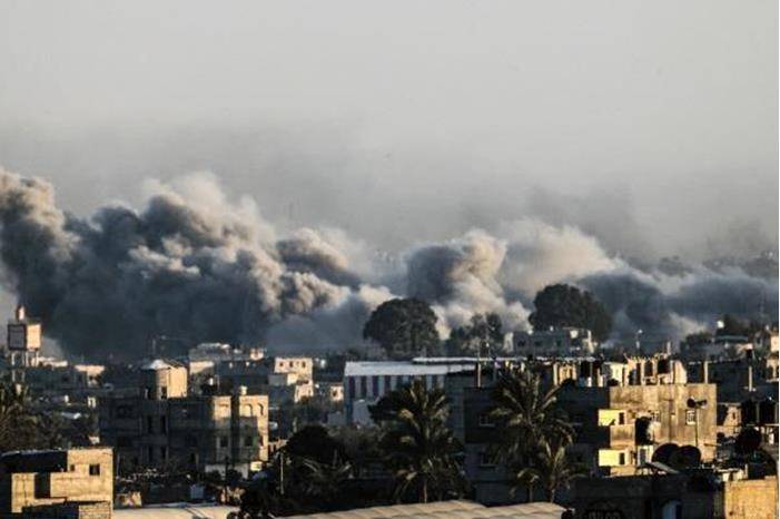 الاحتلال ينسف مربعا سكنيا في خان يونس