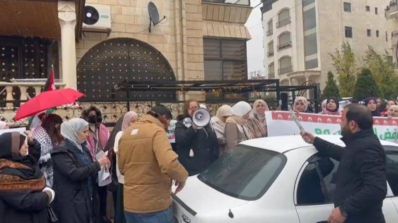 اردنيات يعتصمن امام الامم المتحدة احتجاجا على بيان المدير التنفيذي للأمم المتحدة للمرأة الأردنية سيما بحوث