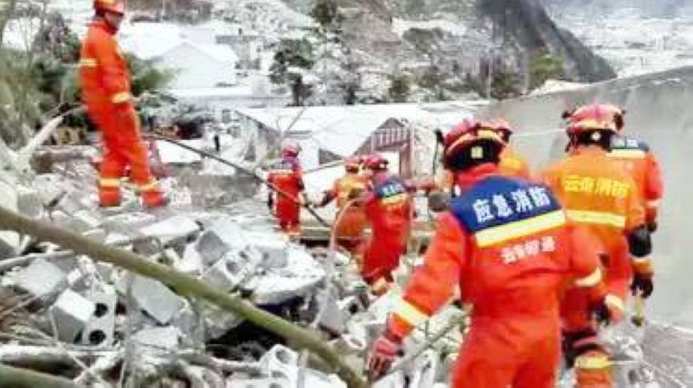 انزلاق أرضي يدفن 47 شخصاً في الصين