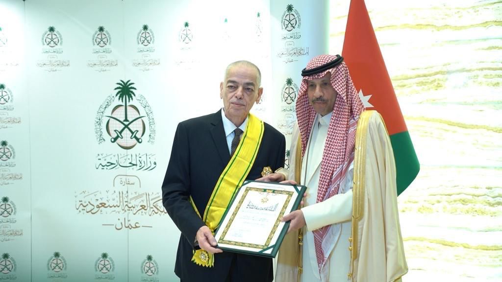 بالصور...وشاح الملك عبدالعزيز من الطبقة الثانية والبراءة الخاصة للسفير علي الكايد