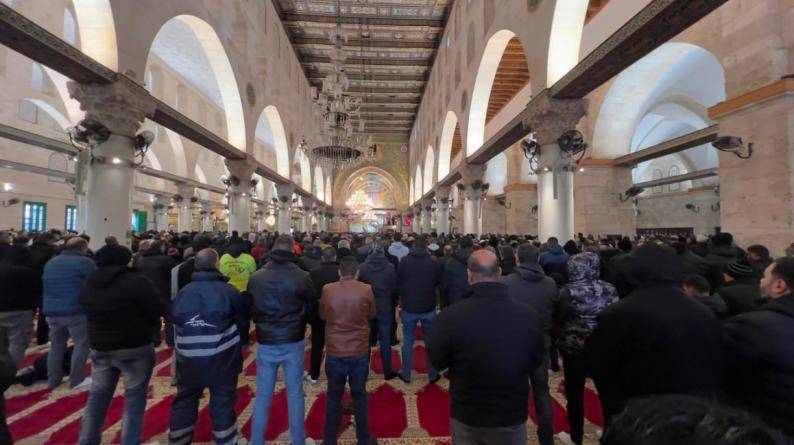12 ألفا يؤدون صلاة الجمعة في المسجد الأقصى فقط بسبب إجراءات الاحتلال