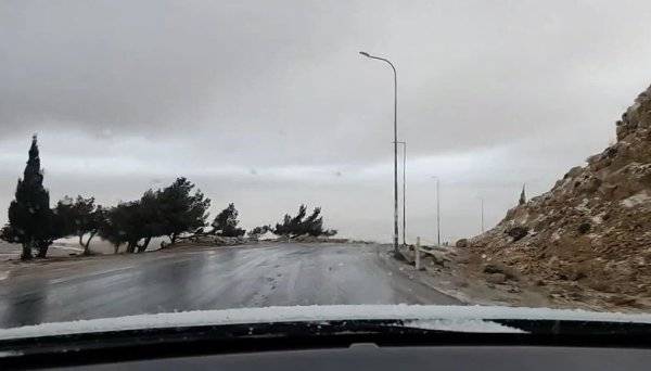 هطول زخات ثلجية على مرتفعات القادسية في محافظة الطفيلة