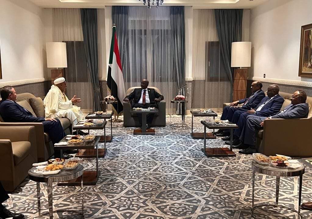 البرهان يلتقي الخليفة العام للطريقة التيجانية