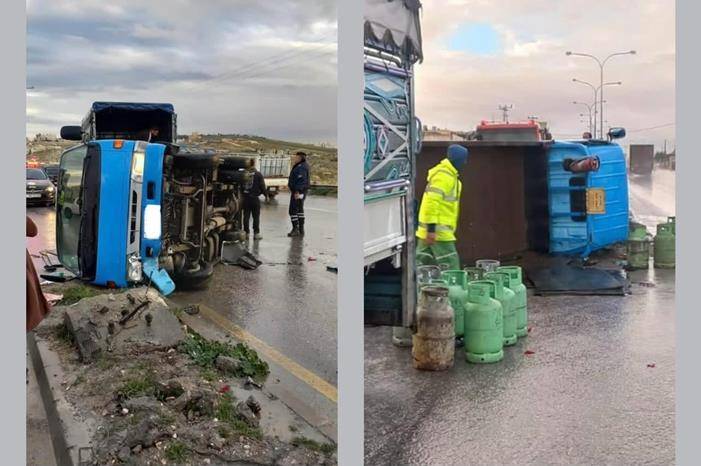 بالصور .. انقلاب مركبة شحن مُحملة بالغاز على شارع الحزام الدائري