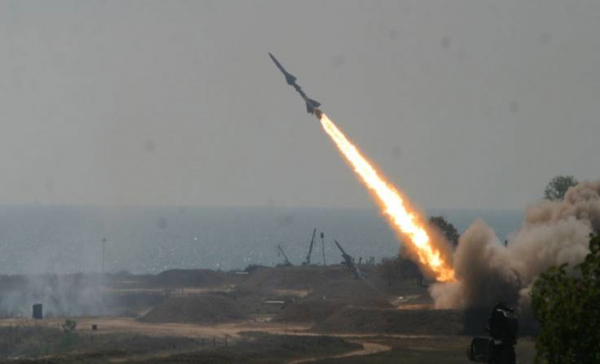 الحوثيون يطلقون صاروخا على سفينة أميركية