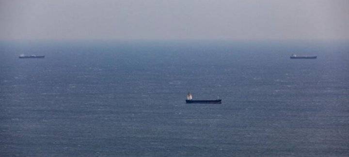 أنصار الله اليمنية تستهدف سفينة تابعة للبحرية الأمريكية أثناء إبحارها في خليج عدن