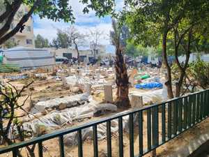 دفنوا أقاربهم بين الركام.. منازل وحدائق بغزة تحولت لمقابر