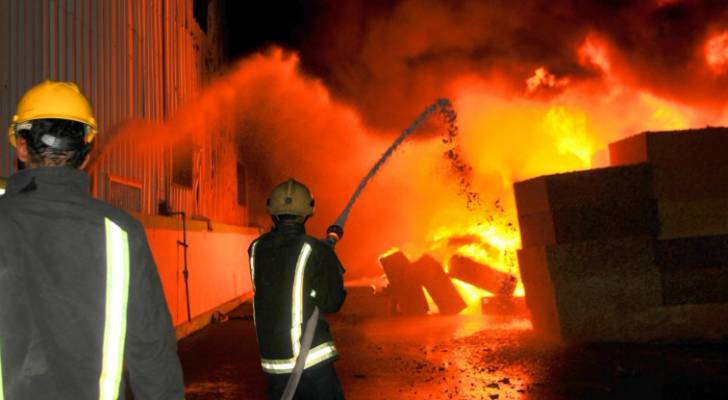 عاجل_ كوادر  الدفاع المدني تتعامل مع حريق مستودع بلاستيك في سحاب