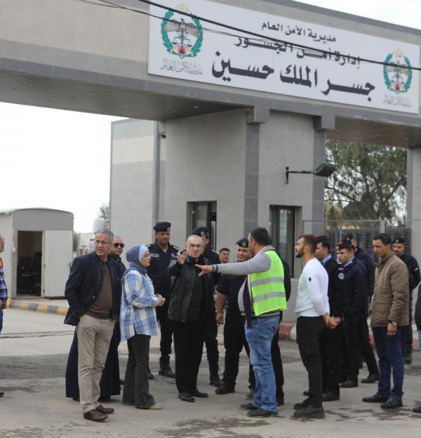 أبو السمن يتفقد جسر الملك حسين ويوعز بتنفيذ تحسينات للطرق المحيطة والساحات ...صور