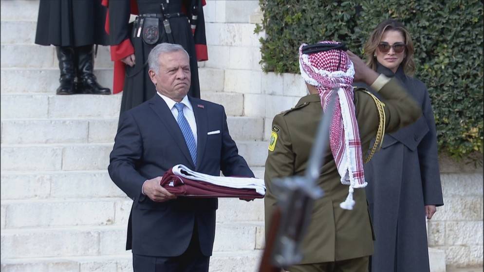 بدء مراسم رفع علم اليوبيل الفضي لتولي الملك سلطاته الدستورية