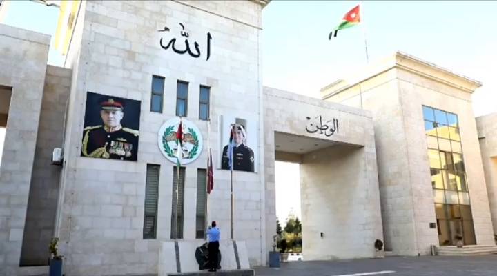 مديرية الأمن العام ترفع اليوبيل الفضي على مبانيها ..فيديو