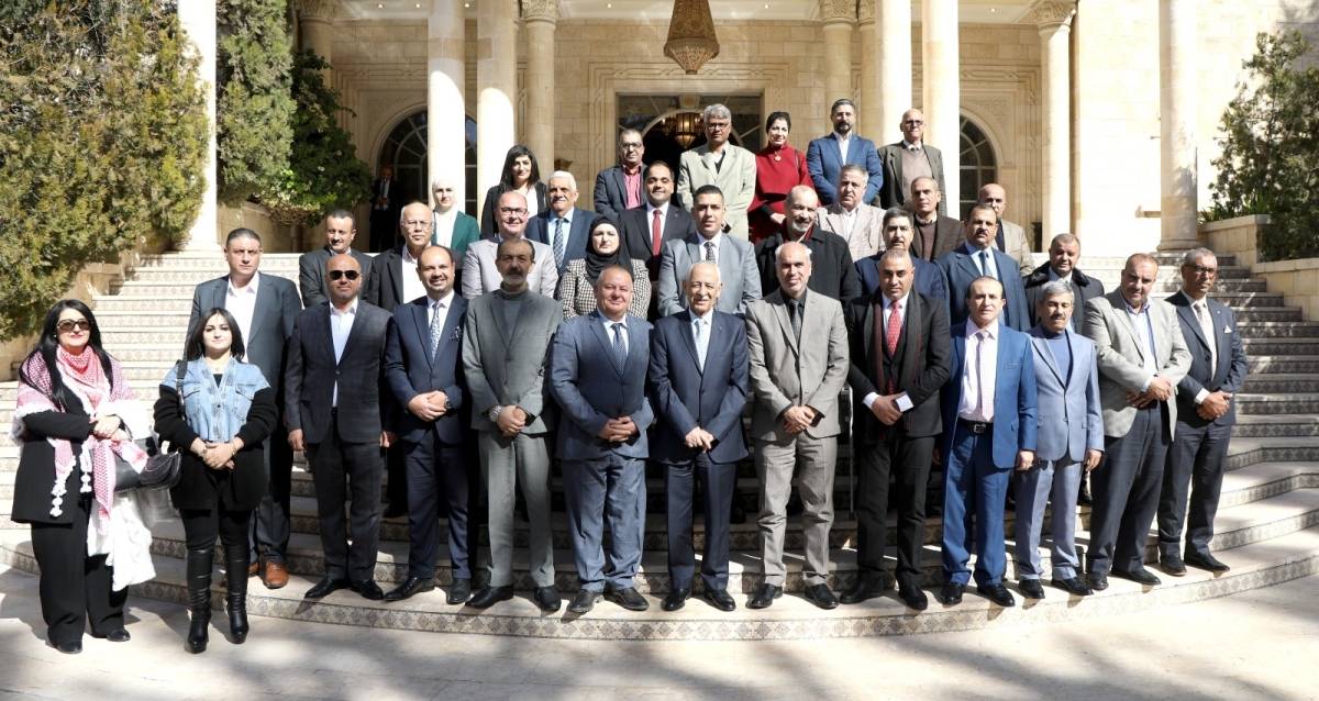 العيسوي خلال لقائه سياسيين وصحفيين وأكاديميين واقتصاديين...صور