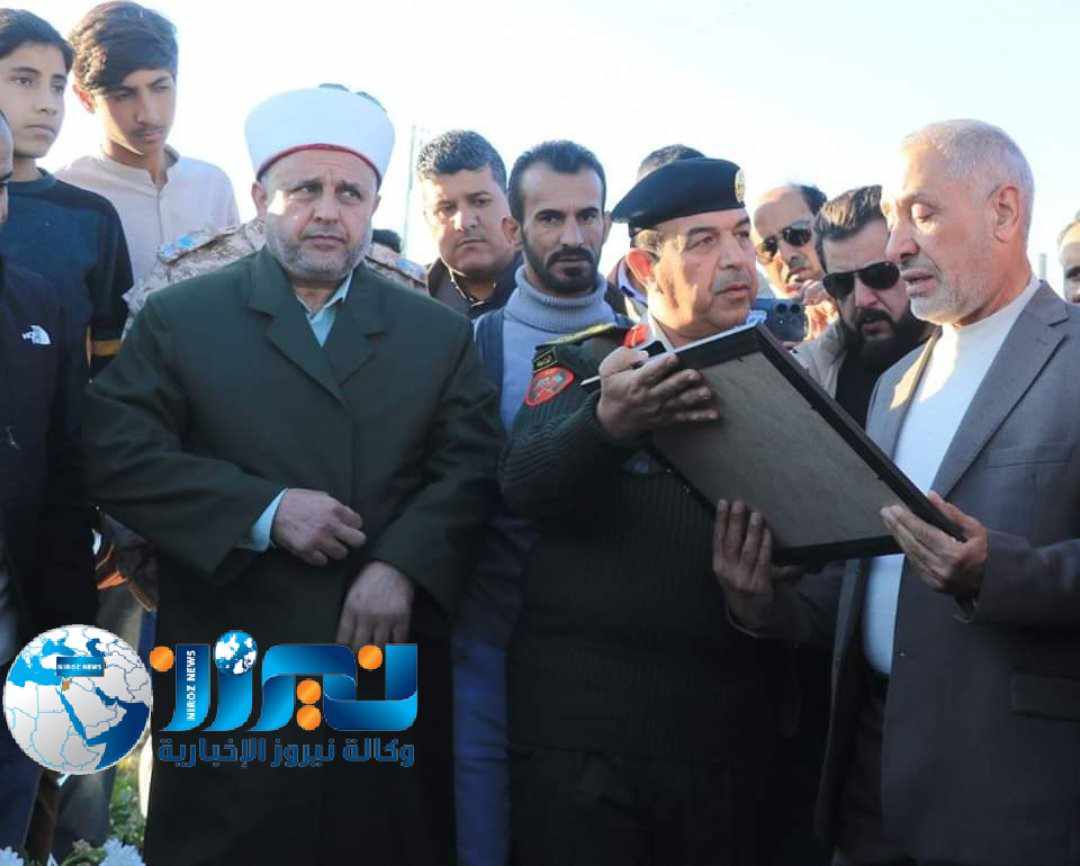 دموع تحكي قصة وطن... والد الشهيد النقيب محمد  عبدالله الخضير  يبكي نجله اثناء تشييع جنازته في رجم الشامي