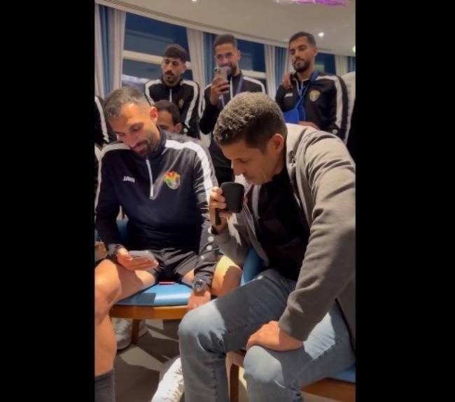 منتخب النشامى اثناء اتصال الملك وتهنئتهم على الانجاز