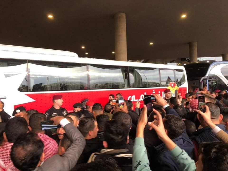 شاهد بالصور .. استقبال منتخب النشامى في مطار الملكة علياء الدولي