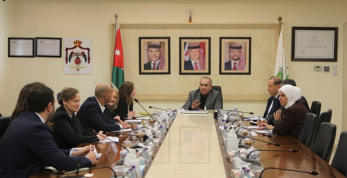 أبو السمن يلتقي وفدا من البنك الأوروبي لإعادة الإعمار والتنمية
