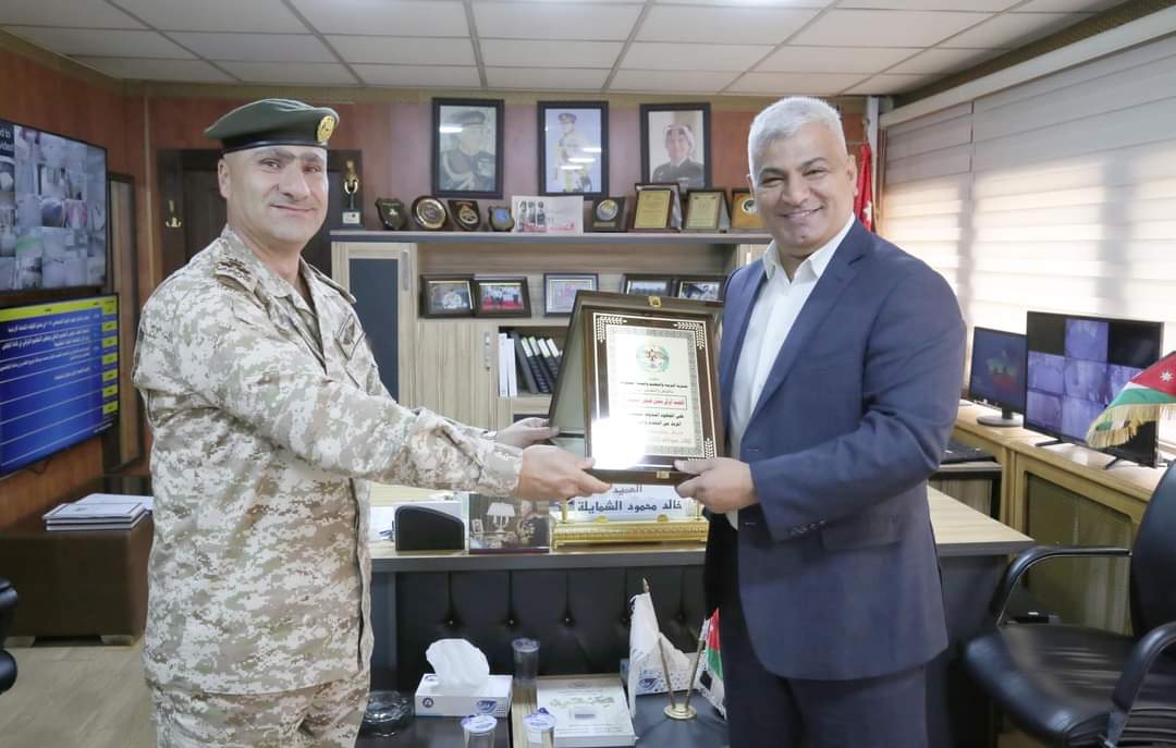 مدير التربية والتعليم والثقافة العسكرية يكرم مديرها السابق...صور