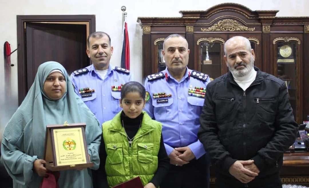 مدير شرطة الرصيفة يكرم مواطنة لامانتها