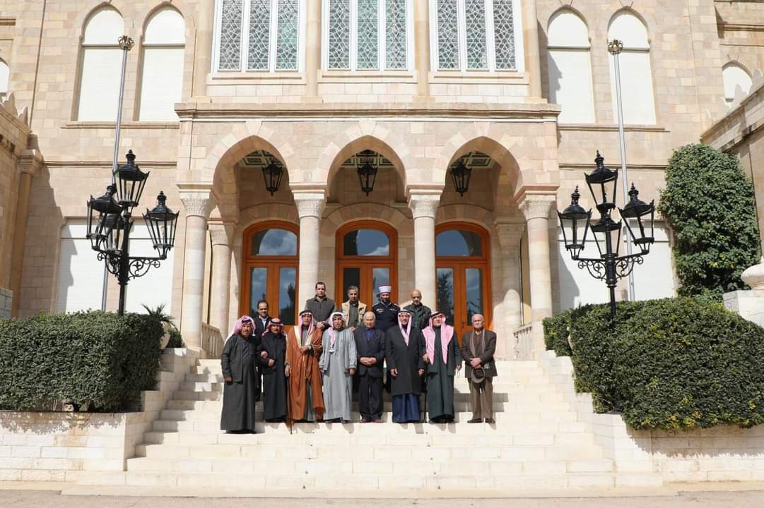 مصابون عسكريون من إقليم الوسط يزورون قصر رغدان العامر والأضرحة الملكية...صور
