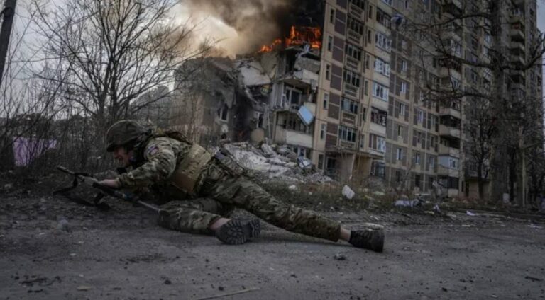 الجيش الأوكراني ينسحب من أفدييفكا وسط تقدم روسي