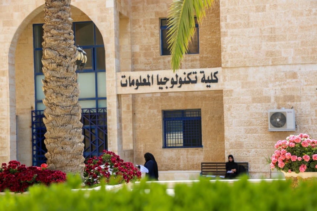 جامعة الزرقاء تحتضن تخريج طلبة لمؤسسة نهر الاردن