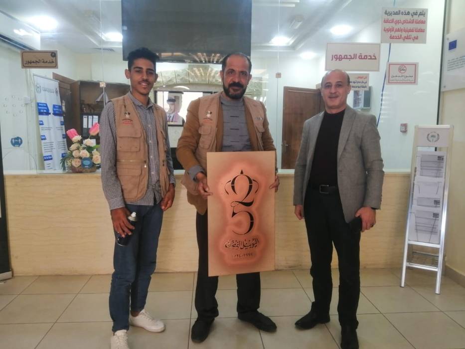 اترك أثر تقوم بتوزيع شعار اليوبيل الفضي في العقبة...صور