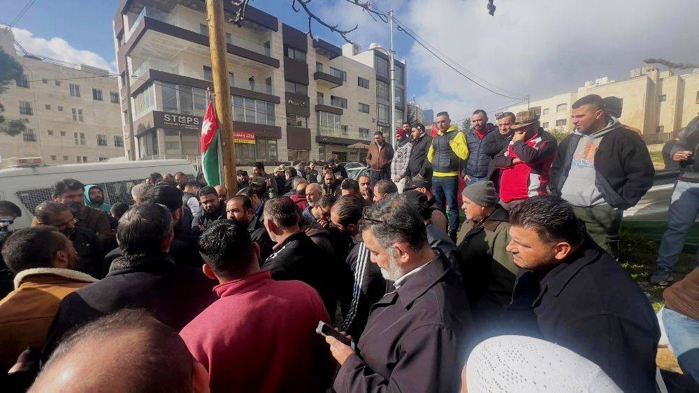 سائقوا “الاصفر” يعتصمون امام النقل لوقف تجاوزات “التطبيقات” وينتقدون تجنب الوزيرة الالتقاء بهم