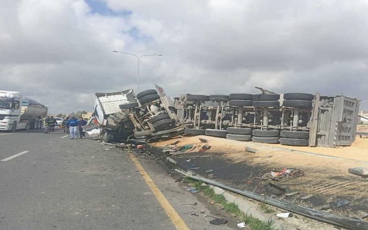 تحويل السير تجاه عمان بعد تدهور شاحنة على الصحراوي