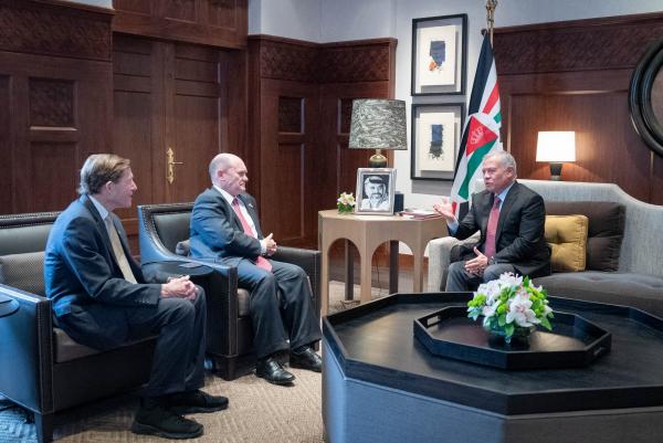 الملك يستقبل وفدًا من مجلس الشيوخ الأمريكي