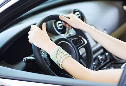 تدهور مركبة لفتاة موظفة نتج عنه أضرار مادية بالمركبات ولوحات إعلانية للأمانة